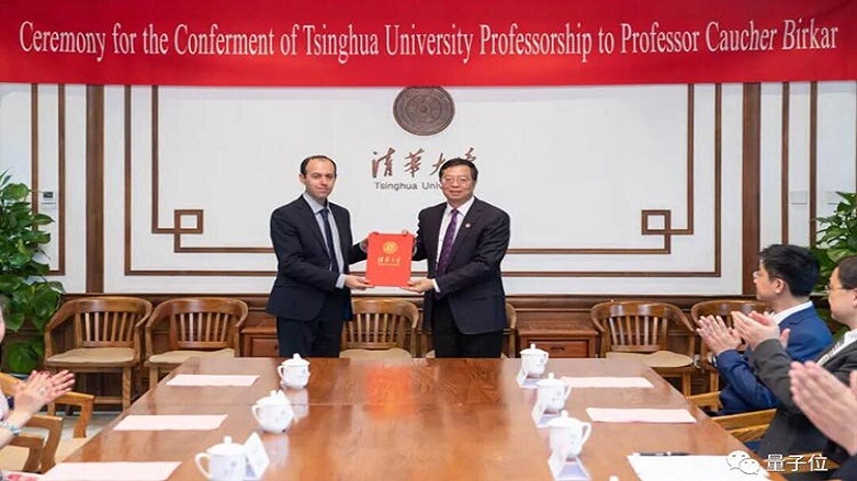 دانشگاه چینگ خوآ به کوچر بیرکار لقب پروفسور اعطا کرد